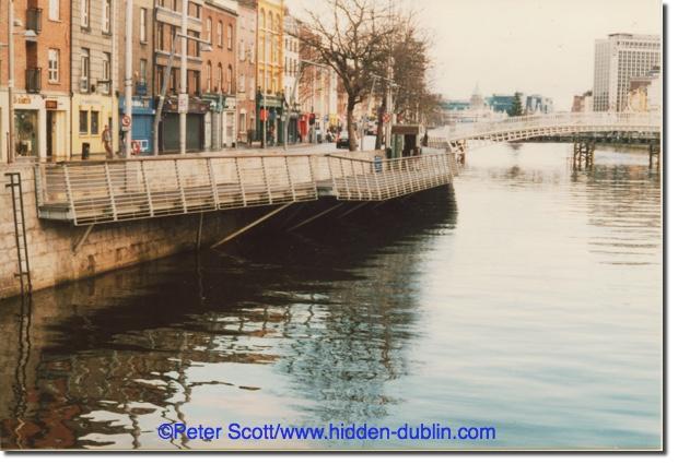 dublin boardwalk river liffey halpenny bridge