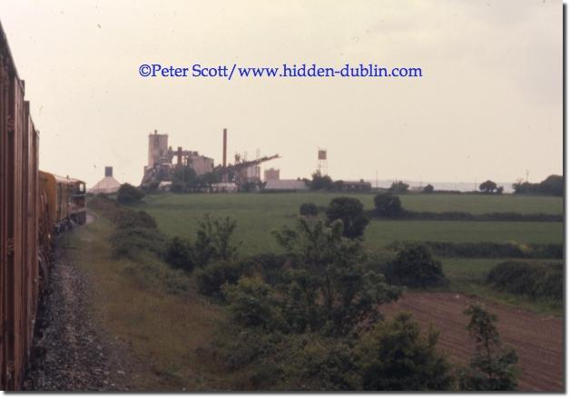 With the Quigley Magnesite factory in view, 159 enters the loop at Ballinacourty, 11 June 1987, picture copyright Peter Scott