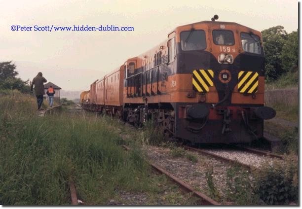 Kilmacthomas station where the driver of 159 thoughtfully stops to allow enthusiasts to take pictures, 11 June 1987, picture copyright Peter Scott